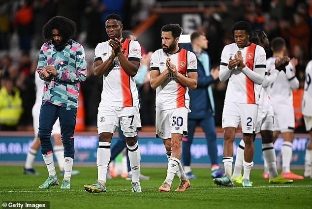 Cầu thủ đổ gục vì đau tim, trận đấu ở Premier League bị hủy sau 60 phút - 3 Cầu thủ đổ gục vì đau tim, trận đấu ở Premier League bị hủy sau 60 phút - 3