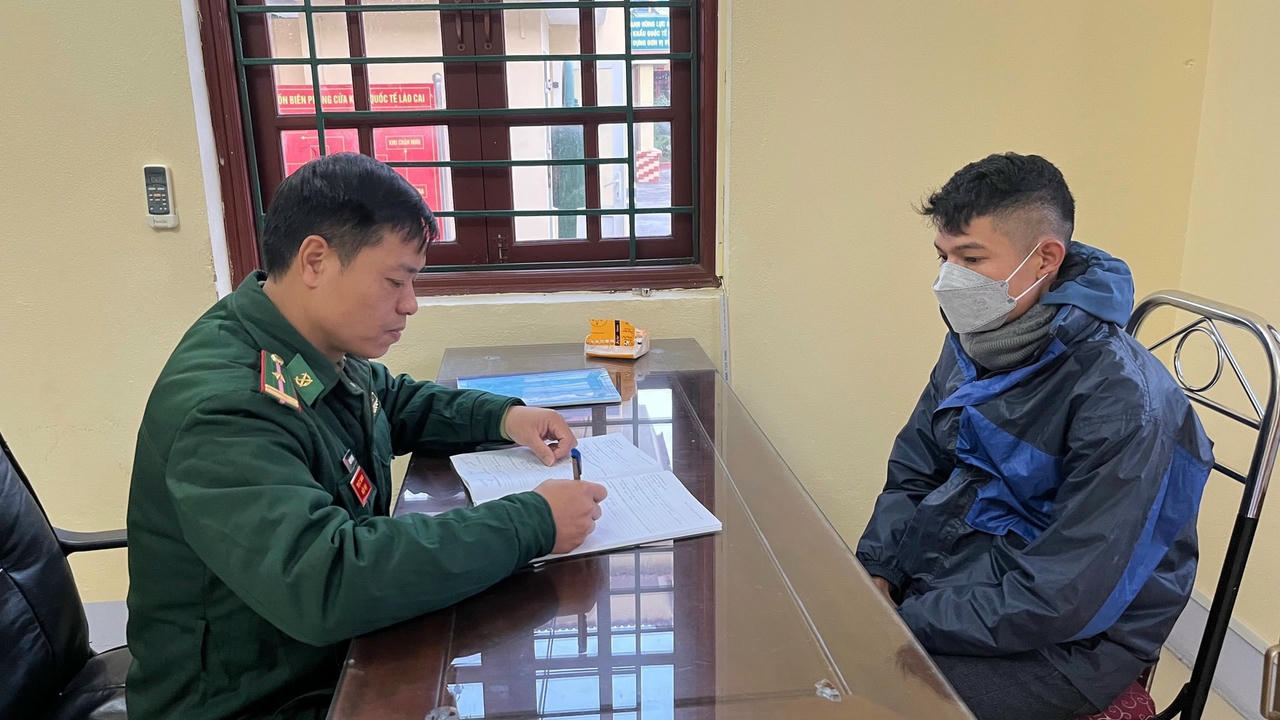 1.doi-tuong-doc-van-tuan-lam-viec-voi-don-bien-phong.jpg