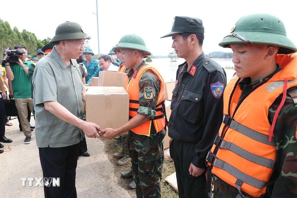 Tổng Bí thư, Chủ tịch nước Tô Lâm động viên, tặng quà lực lượng làm nhiệm vụ củng cố, khắc phục sự cố một số điểm xung yếu ở đê sông Lô, xã Trường Sinh, huyện Sơn Dương, tỉnh Tuyên Quang. (Ảnh: Trí Dũng/TTXVN) TTXVN_1209 Tong Bi thu Tuyen Quang 2.jpg