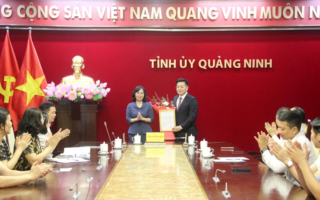 Đồng chí Trịnh Thị Minh Thanh, Phó Bí thư Thường trực Tỉnh ủy, trao quyết định bổ nhiệm Phó Chánh Văn phòng Tỉnh ủy cho đồng chí Bùi Hoàng Giang.