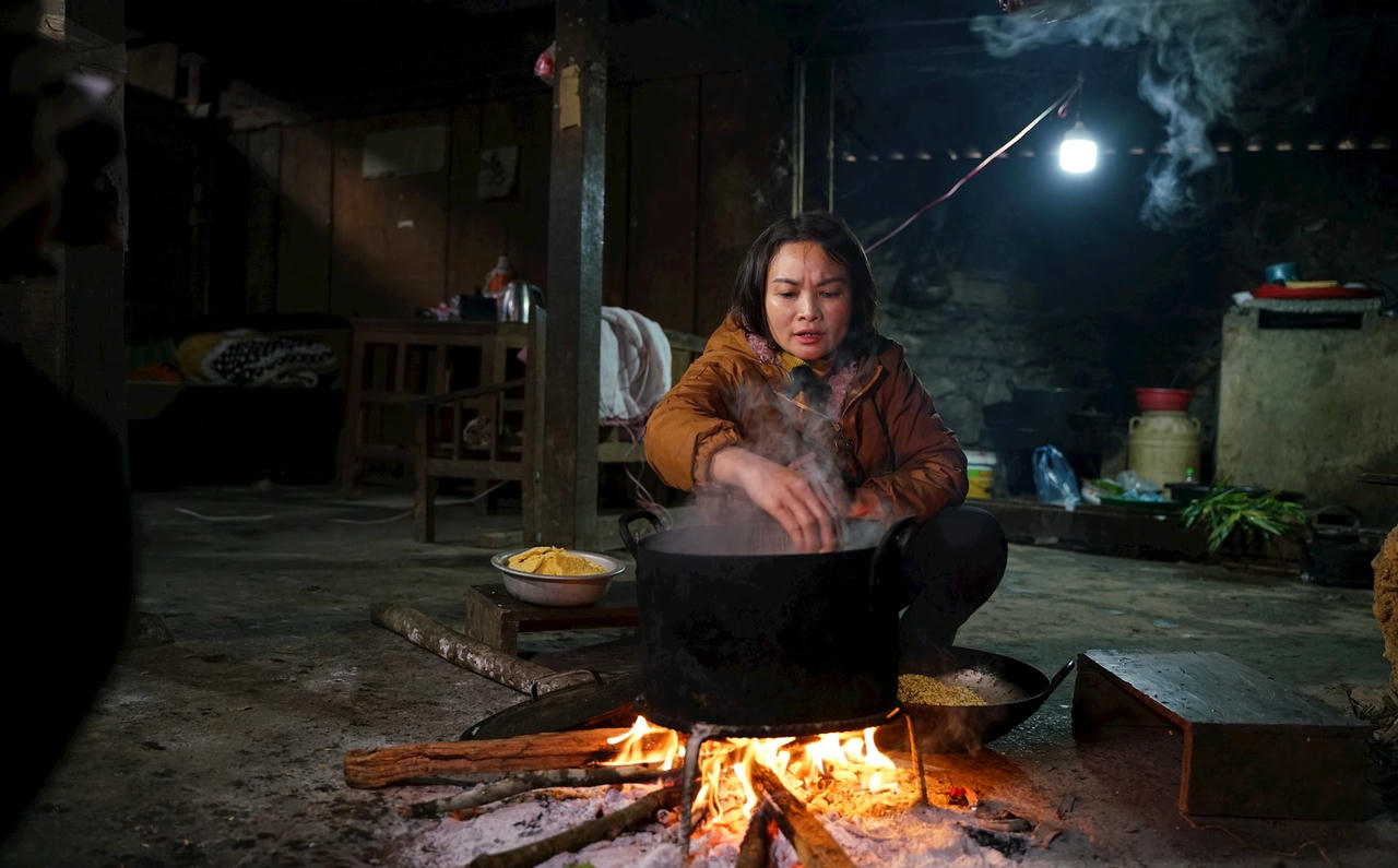 anh-3.-co-giao-tai-diem-truong-lung-pung-ha-giang-chuan-bi-bua-an-cho-cac-em-hoc-sinh.jpg