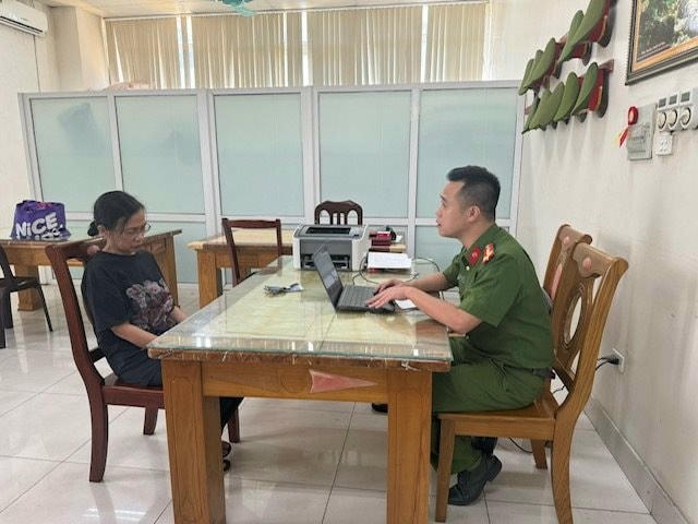 2231735_can_bo_dieu_tra_lay_loi_khai_doi_tuong_truy_na_le_thi_hoi_16132806.jpeg