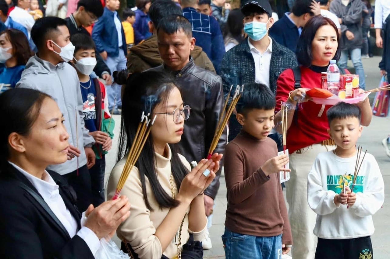 Theo chị Nguyễn Thị Huệ (Khoái Châu, Hưng Yên), dù đã có lịch đi Đền Hùng thắp hương mộ Tổ nhưng do dịch COVID - 19, năm nay chị mới đến Đền Hùng để dâng hương, cầu mong gia đình được khoẻ mạnh, anh chị được thăng tiến trong sự nghiệp. Ảnh Tuấn Oanh 