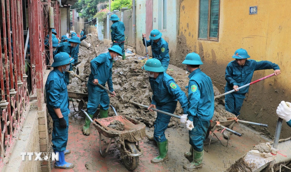 Dân quân tự vệ huyện Mù Cang và huyện Văn Chấn, tỉnh Yên Bái, tham gia khắc phục hậu quả hoàn lưu cơn bão số 3 trên địa bàn thành phố, ngày 25/9/2024. (Ảnh: Tuấn Anh/TTXVN)