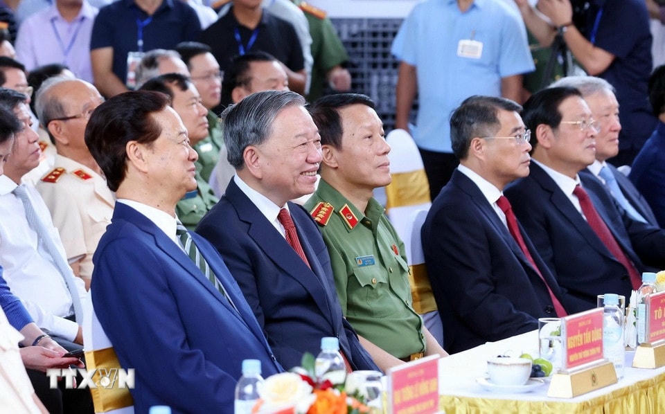 Tổng Bí thư Tô Lâm cùng các đồng chí lãnh đạo, nguyên lãnh đạo Đảng, Nhà nước tham dự buổi lễ. (Ảnh: Phạm Kiên/TTXVN)