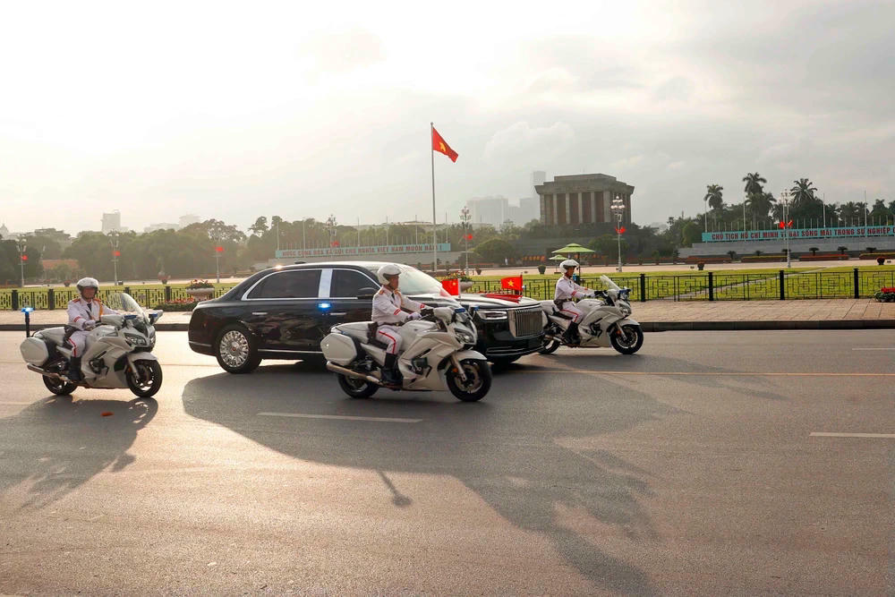 Đoàn xe của Đoàn Đại biểu Cấp cao Trung Quốc di chuyển trên đường Độc Lập đến Phủ Chủ tịch. (Ảnh: Doãn Tấn/TTXVN) ttxvn-le-don-tong-bi-thu-chu-tich-nuoc-trung-quoc-tap-can-binh-2-1857.jpg