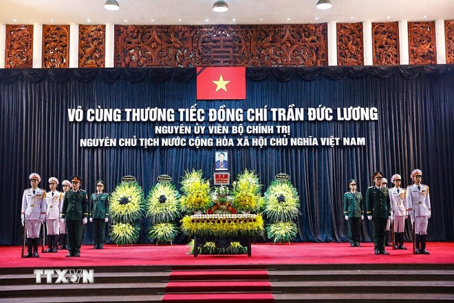 Linh cữu nguyên Chủ tịch nước Trần Đức Lương quàn tại Nhà tang lễ Quốc gia số 5 Trần Thánh Tông, Hà Nội. (Ảnh: TTXVN) ttxvn-le-quoc-tang-nguyen-chu-tich-nuoc-tran-duc-luong-2.jpg