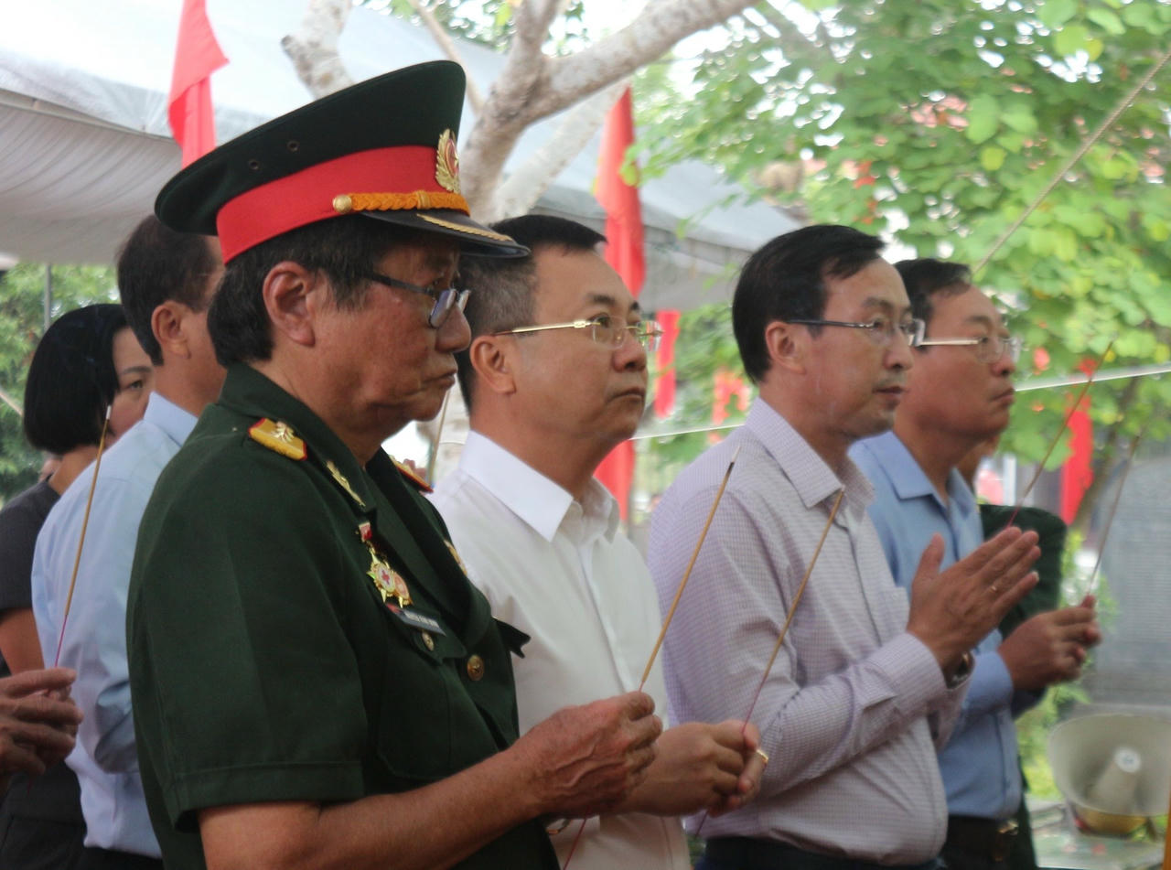 dai-bieu-dang-huong-tuong-niem-cac-anh-hung-liet-si..jpg