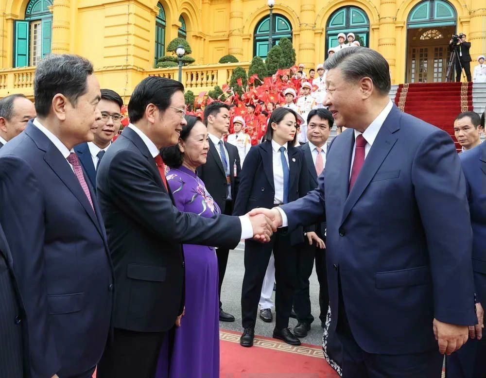 Tổng Bí thư, Chủ tịch nước Trung Quốc Tập Cận Bình với các thành viên Đoàn Đại biểu Việt Nam. (Ảnh: Trí Dũng/TTXVN) ttxvn-le-don-ong-tap-can-binh-5-8251.jpg