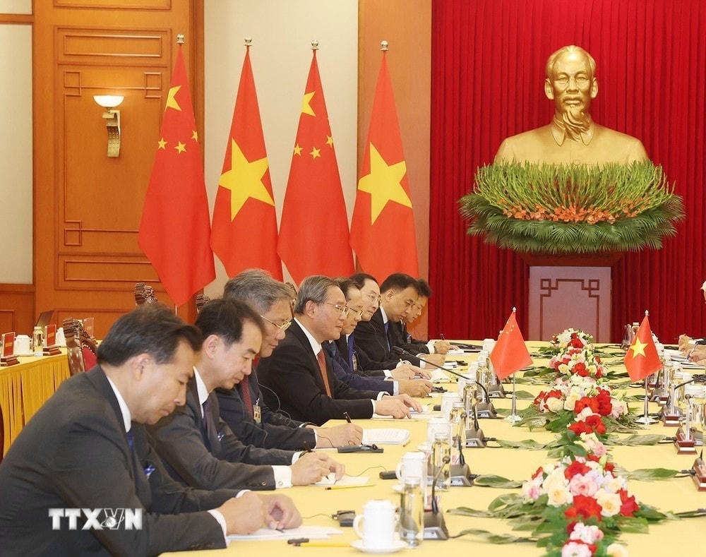 Thủ tướng Lý Cường và đoàn Trung Quốc tại cuộc gặp Tổng Bí thư, Chủ tịch nước Tô Lâm. (Ảnh: Trí Dũng/TTXVN) ttxvn_Tong bi thu tiep thu tuong trung quoc 5.jpg
