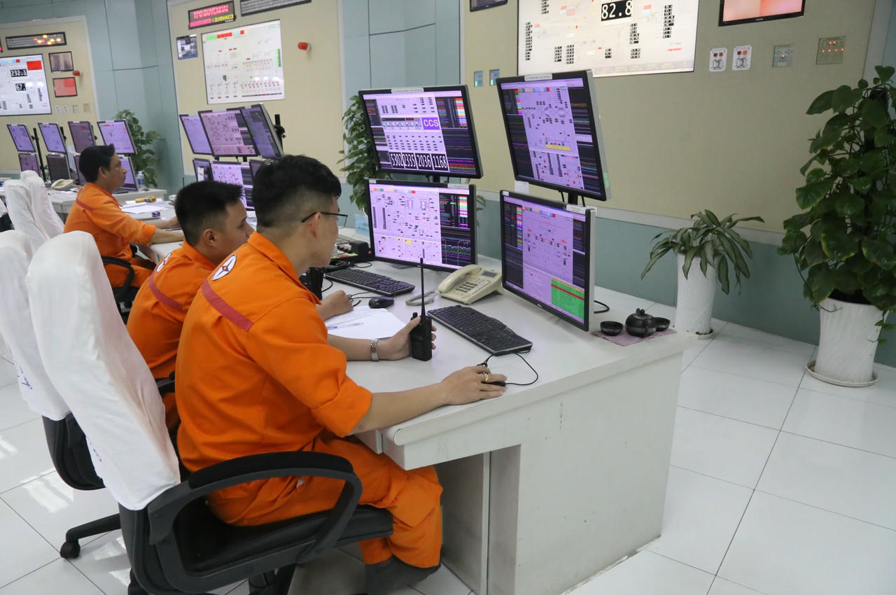 CBVNV Công ty luôn cố gắng, nỗ lực phấn đấu, tập trung mọi nguồn lực sẵn sàng đảm bảo vận hành lưới điện ổn định trước các diễn biến bất thường của thời tiết.