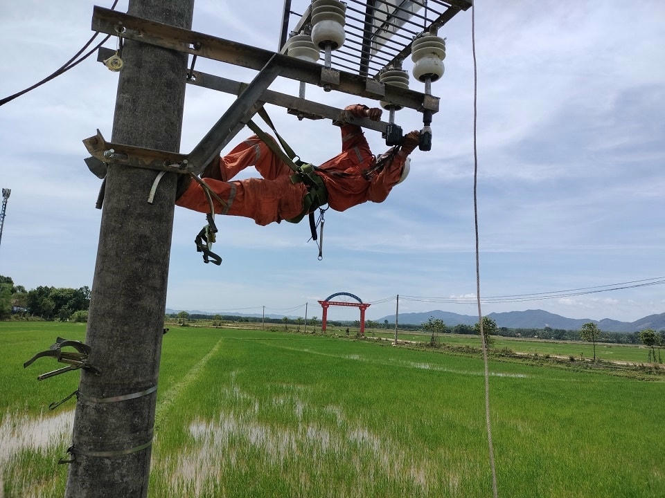 Công nhân Điện lực Hương Khê (PC Hà Tĩnh) xử lý các lỗi trên hệ thống đường dây, thay thế thiết bị, dây dẫn.