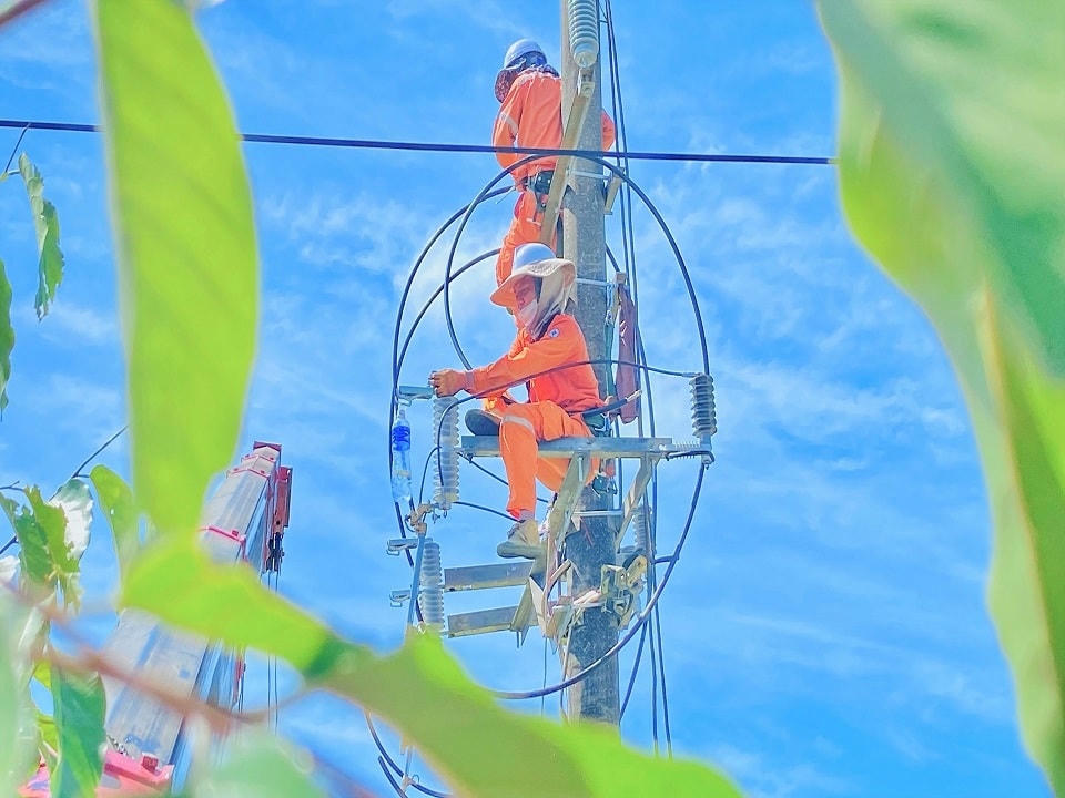 Công nhân Điện lực Hương Khê (PC Hà Tĩnh) xử lý các lỗi trên hệ thống đường dây, thay thế thiết bị, dây dẫn,