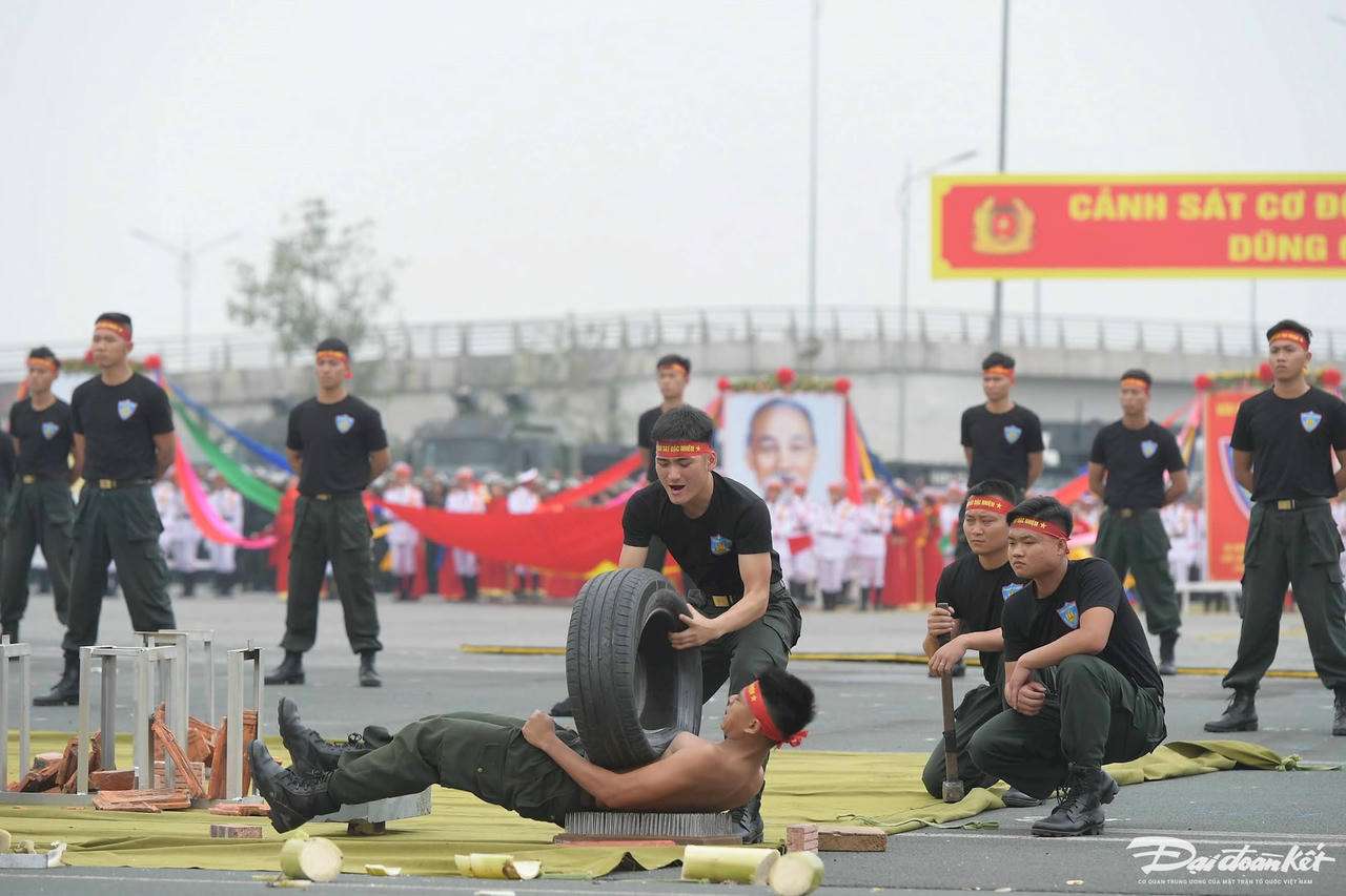 ky-niem-50-nam-canh-sat-co-dongptt_2281.jpg