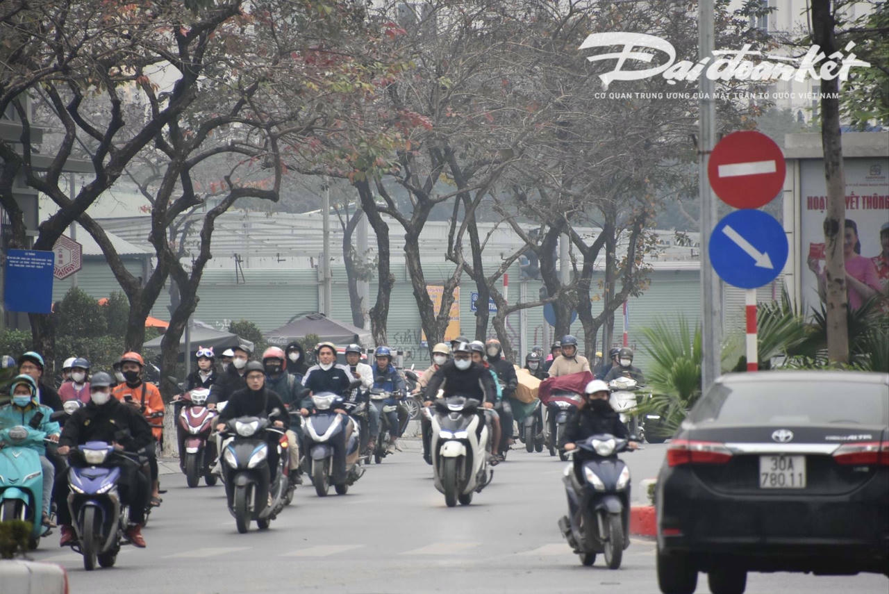Bầu trời Hà Nội chìm trong lớp bụi mịn. 