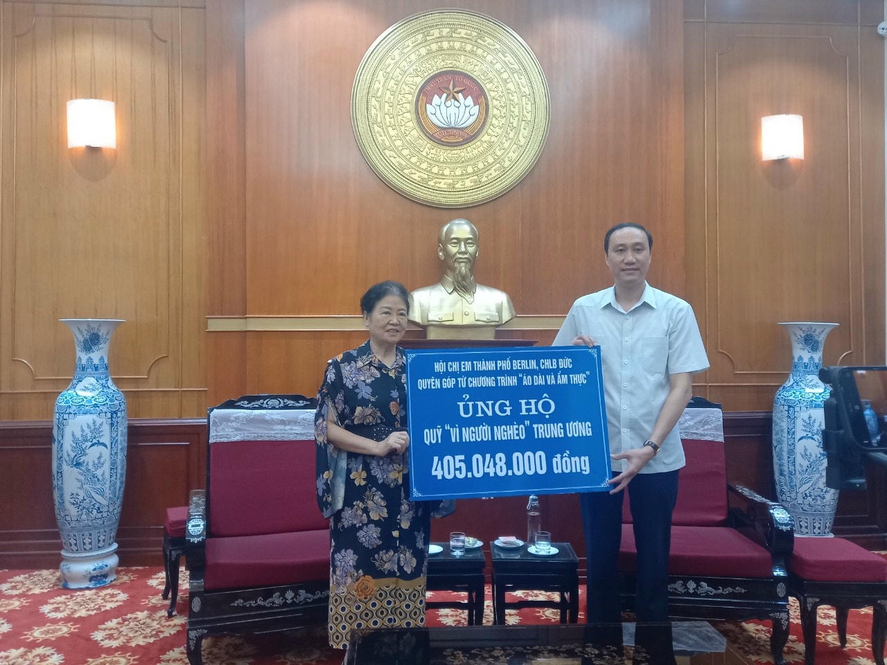 Phó Chủ tịch Phùng Khánh Tài tiếp nhận ủng hộ Quỹ Vì người nghèo Trung ương. 