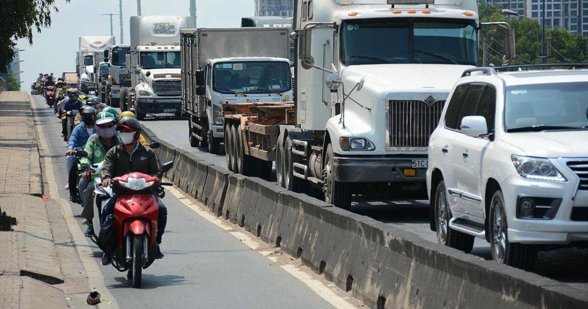 Đường ra - vào cảng Cát Lái luôn trong tình trạng ùn tắc.