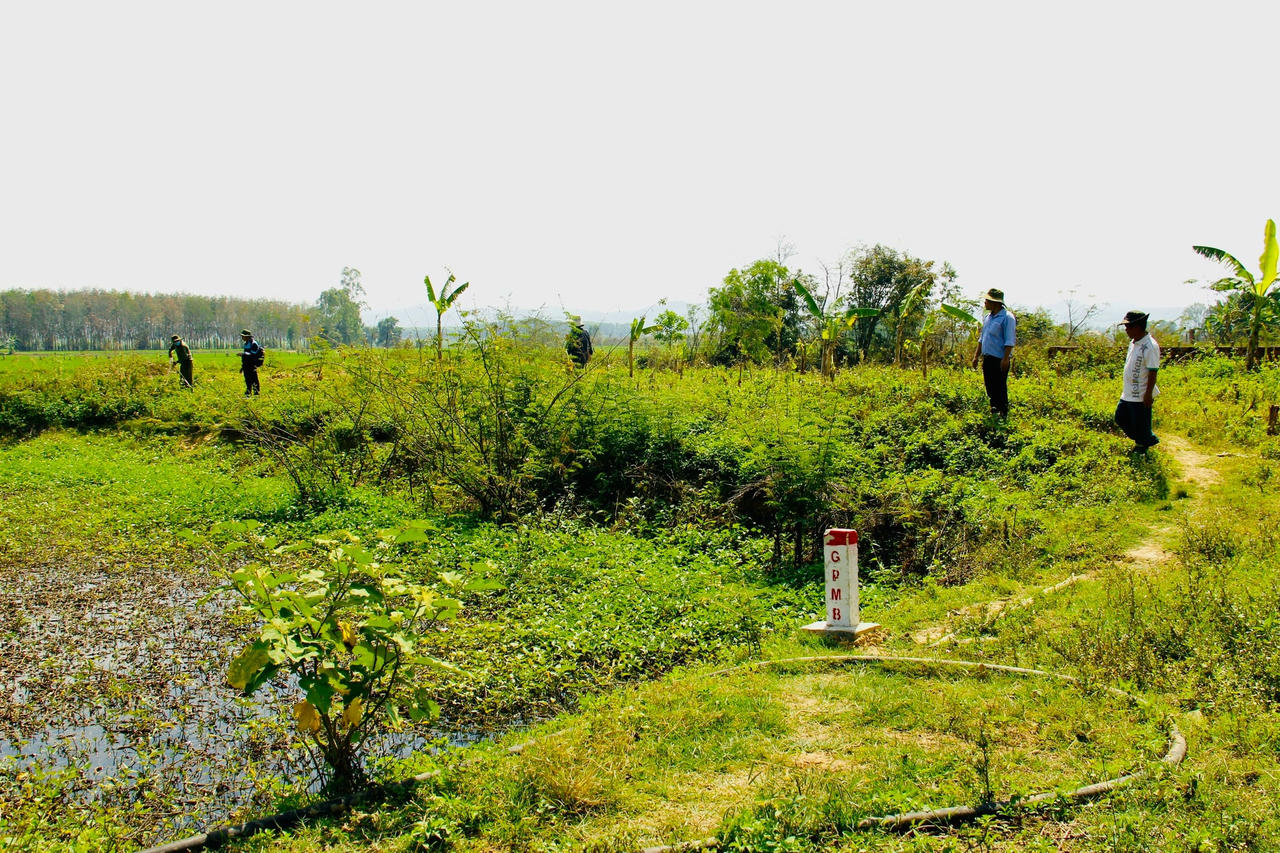 Các tổ kiểm đếm của Hội đồng bồi thường giải phóng mặt bằng tiến hành kiểm đếm theo mốc biên đã được cắm.