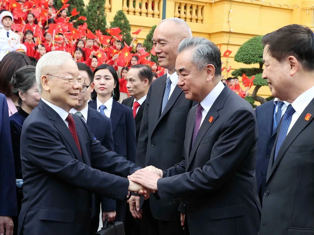 Tổng Bí thư Nguyễn Phú Trọng với các thành viên Đoàn Đại biểu Cấp cao Trung Quốc. (Ảnh: Trí Dũng/TTXVN) ttxvn-le-don-ong-tap-can-binh-3-8342.jpg