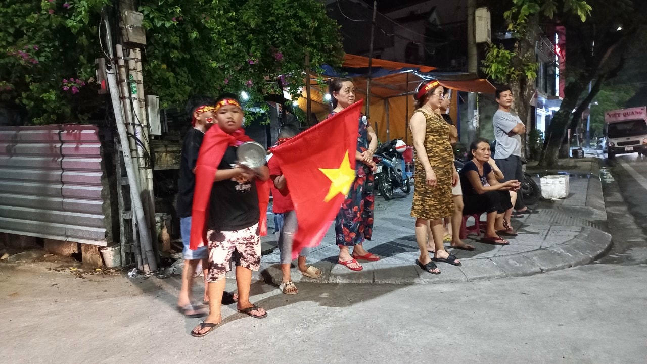 Mà đứng trên các vỉa hè cỗ vũ, coi người khác đi “bão”.