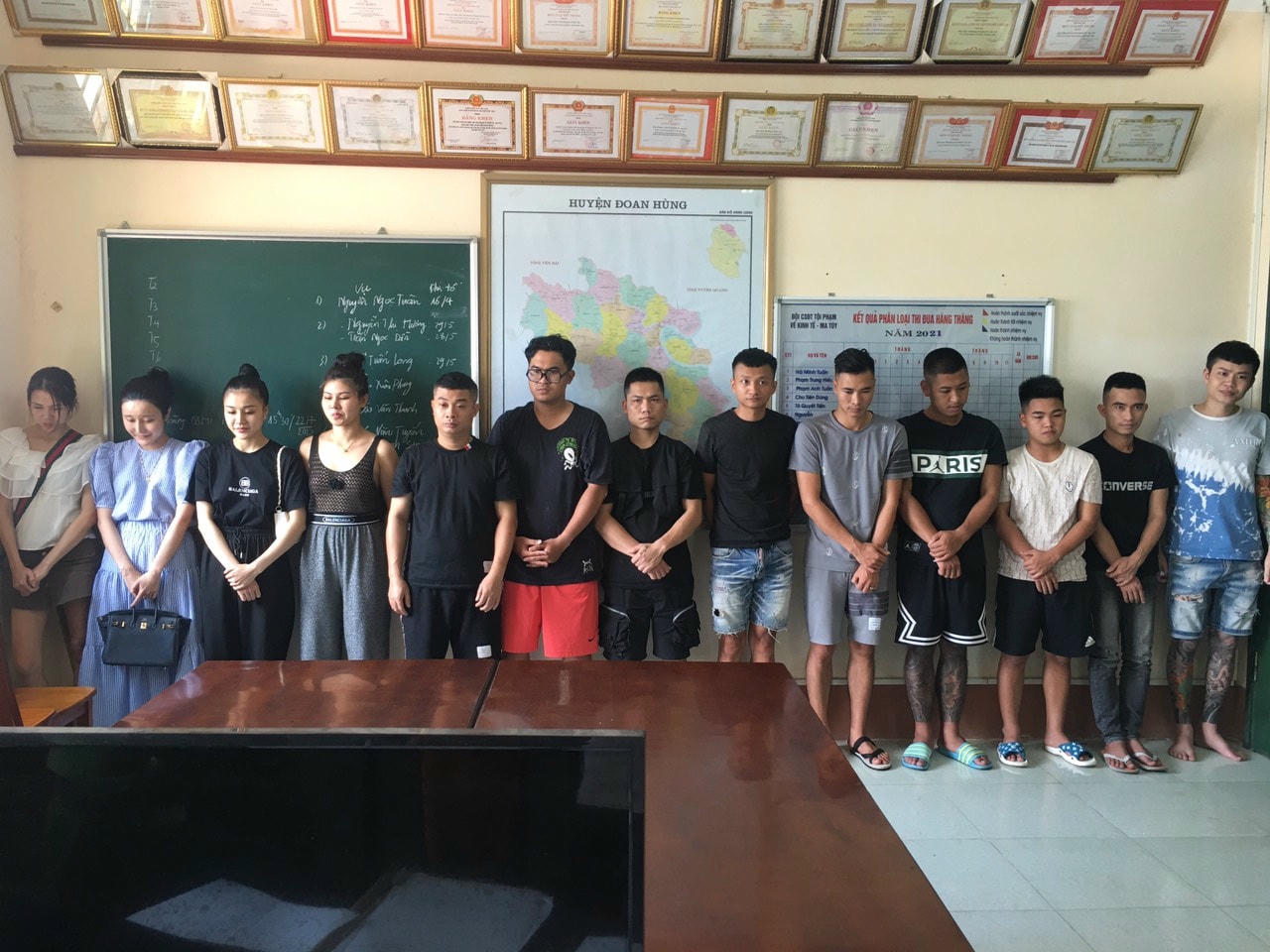 Các đối tượng tại Cơ quan điều tra. Ảnh Nguyễn Chung