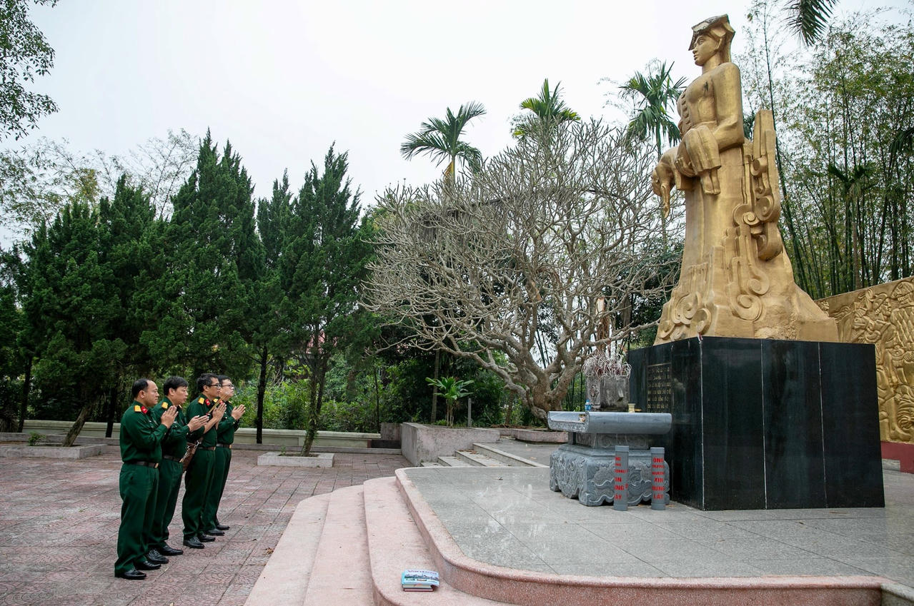 2.doan-nha-van-tap-chi-van-nghe-quan-doi-thap-huong-tuong-nho-cac-nan-nhan-vu-tham-sat-noong-nhai.-anh-thanh-duy-copy.jpg