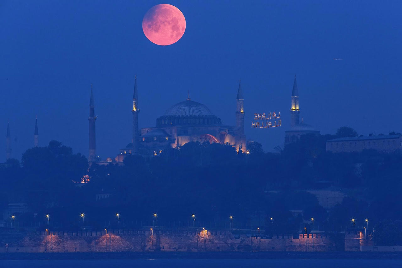 Mặt trăng phía trên tòa nhà Haghia Sophia mang tính biểu tượng ở Istanbul, Thổ Nhĩ Kỳ. Ảnh: AP.
