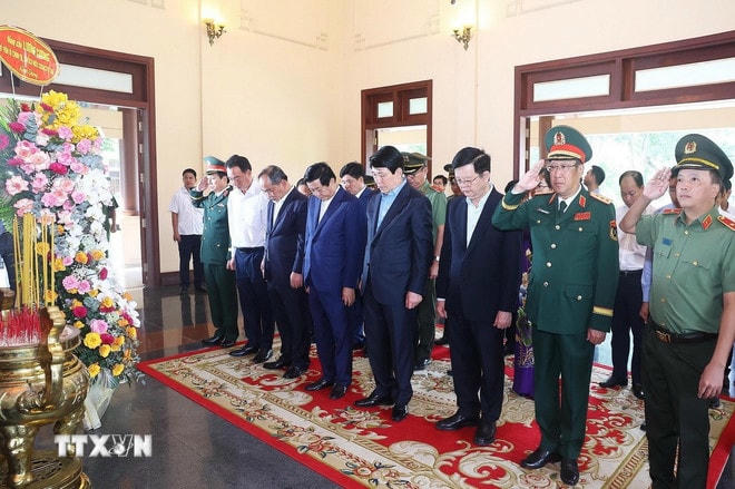 Chủ tịch nước Lương Cường và đoàn công tác tưởng niệm Thủ tướng Võ Văn Kiệt. (Ảnh: Lâm Khánh/TTXVN) ttxvn-chu-tich-nuoc-luong-cuong-dang-huong-7.jpg