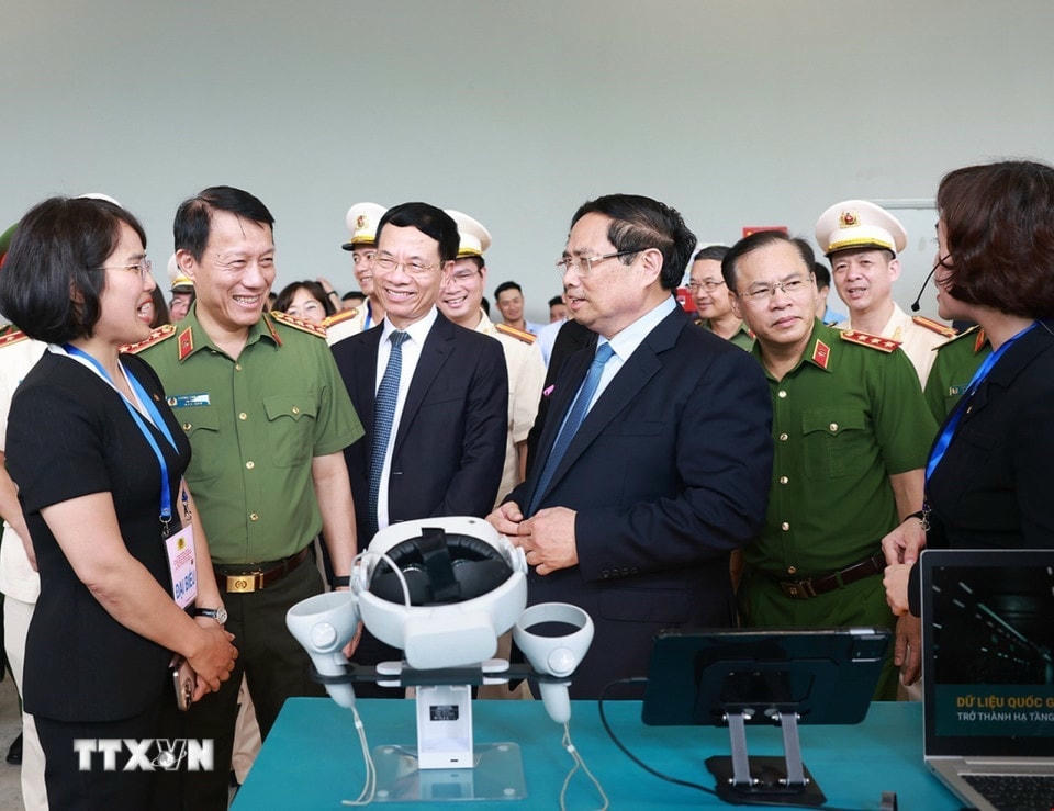 Thủ tướng Phạm Minh Chính tham quan gian hàng trưng bày sản phẩm công nghệ. (Ảnh: Dương Giang/TTXVN) ttxvn-thu-tuong-pham-minh-chinh-du-le-khai-truong-trung-tam-du-lieu-quoc-gia-8218595-8.jpg