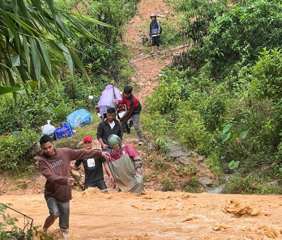 Theo đó, các giáo viên này bắt đầu đến điểm trường từ sáng thứ 2 (ngày 13/11), tuy nhiên, do gặp thời tiết bất lợi, họ đã phải tá túc lại ở nhà dân sinh sống dọc đường. Ảnh: CTV.