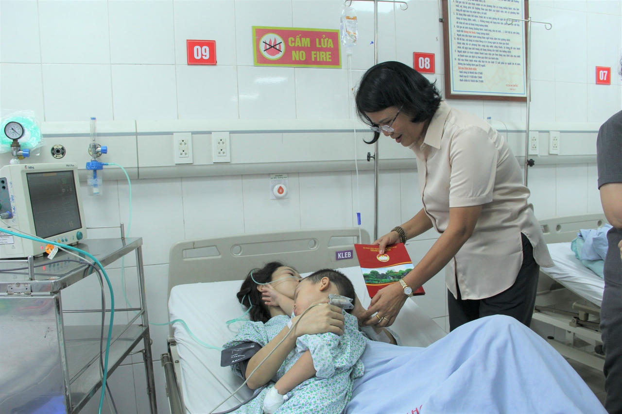 Phó Chủ tịch Nguyễn Thị Kim Dung động viên nạn nhân vượt qua khó khăn.