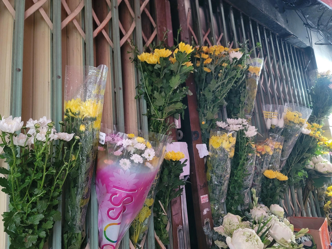 Những bó cúc vàng, cúc trắng đan xen nhau, được cắm trước cửa nhàchung cư mini cao 9 tầng, tại số 37, ngách 29/70 Khương Hạ, phường Khương Đình (quận Thanh Xuân, Hà Nội).