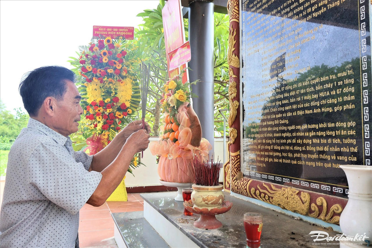 Ông Trần Quốc Dũng dâng hương tại Nhà bia di tích tưởng niệm 7 liệt sĩ- dũng sĩ. Ảnh: CV.