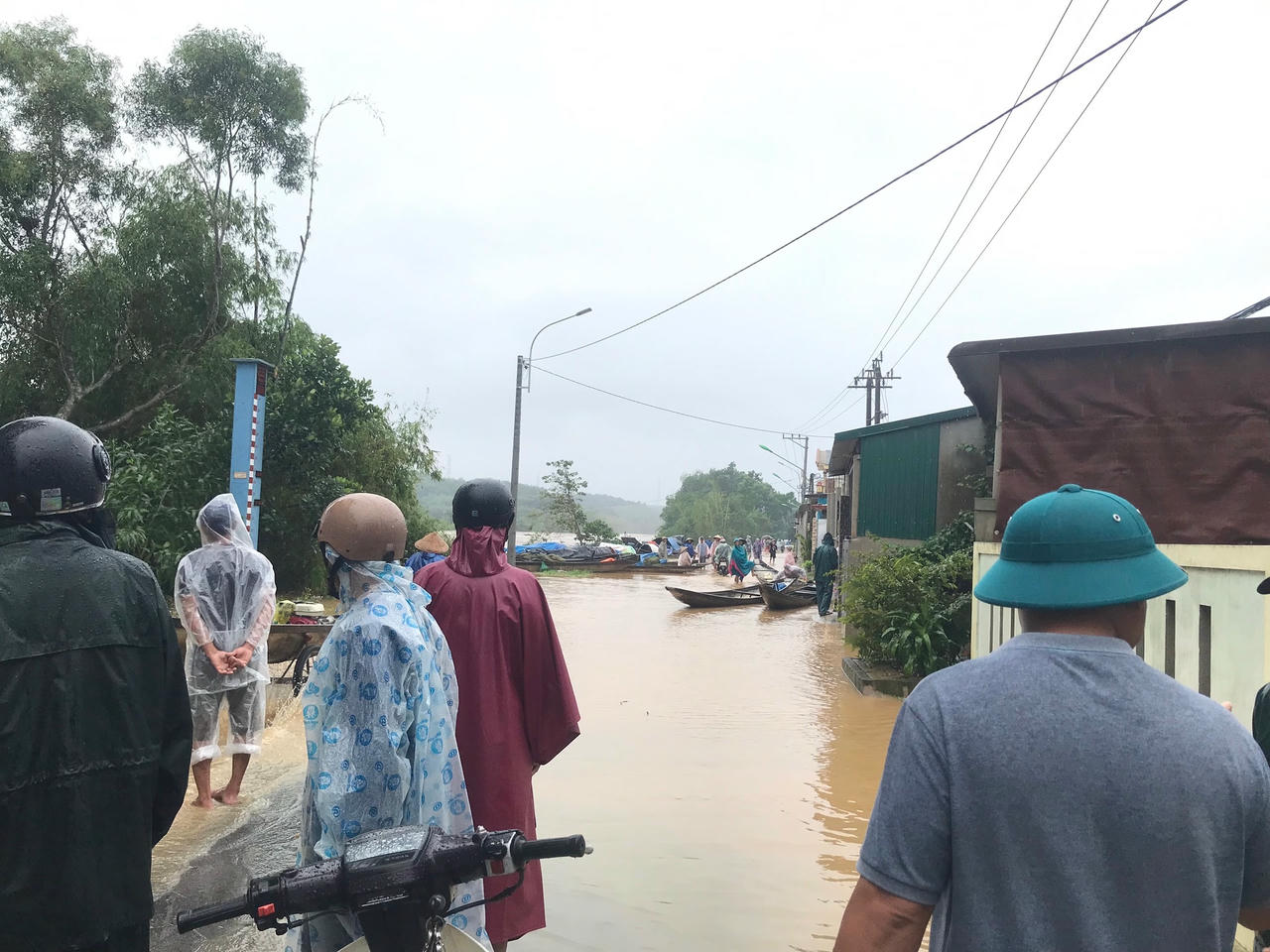 Mưa lớn gây ngập lụt nhiều nơi khiến giao thông bị chia cách vì nước ngập sâu.