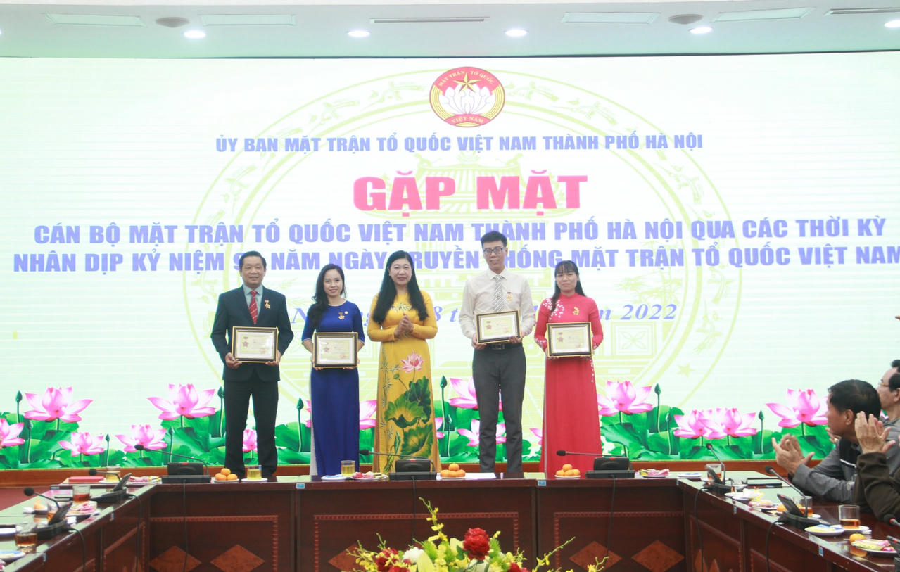 Lãnh đạo MTTQ thành phố Hà Nội trao kỷ niệm chương vì sự nghiệp đại đoàn kết toàn dân tộc cho 4 cá nhân. 