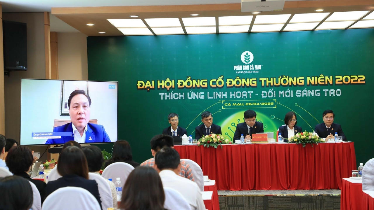 Ông Bùi Minh Tiến chúc mừng, ghi nhận, biểu dương những thành tích nổi bật mà PVCFC đã đạt được trong năm 2021 vừa qua.