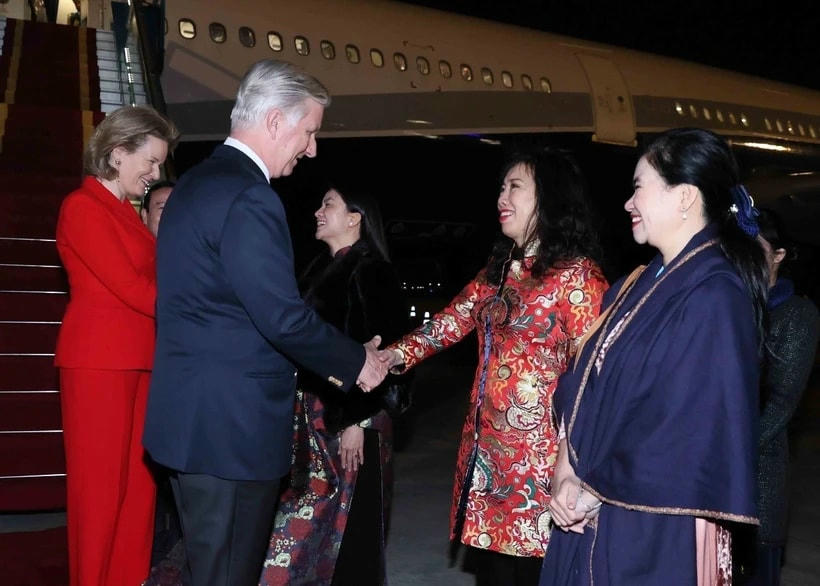 Đại biểu đón Nhà vua Bỉ Philippe và Hoàng hậu Mathilde tại sân bay quốc tế Nội Bài. (Ảnh: An Đăng/TTXVN)