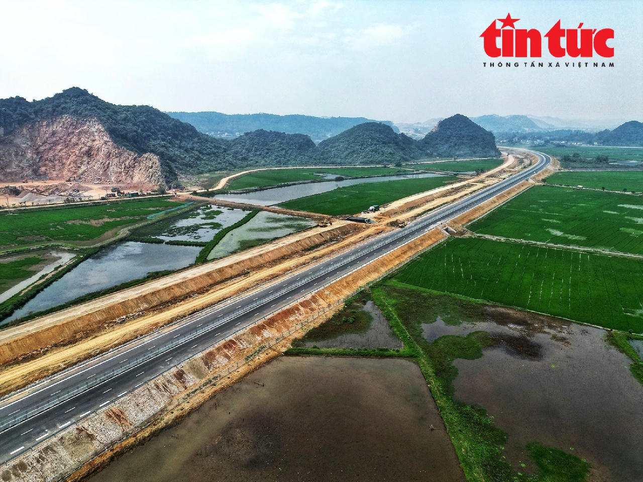 Tuyến cao tốc Mai Sơn - QL45 nhìn từ trên cao đẹp như dải lụa xuyên qua những cánh đồng Bắc Trung Bộ. 