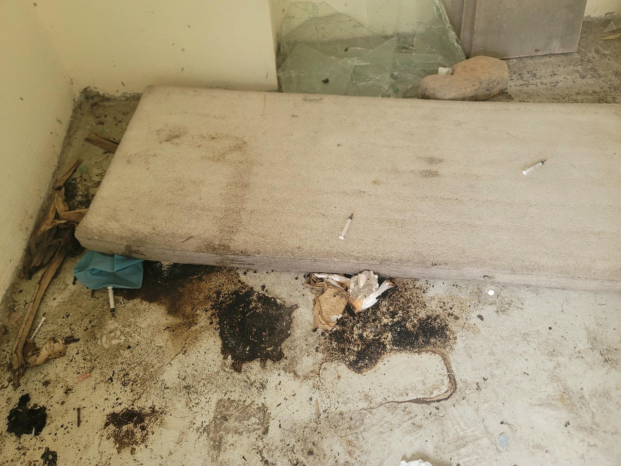 Bà Nguyễn Thị Hoa (cư dân sống gần ) cho biết, nhiều con nghiện kéo về khu vực chung cư bỏ hoang này để tiêm chích khiến người dân vô cùng hoang mang, lo sợ.