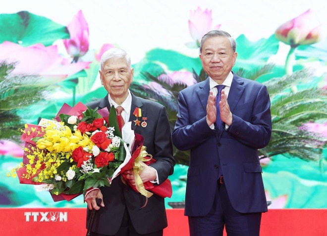 Tổng Bí thư Tô Lâm trao tặng Huy hiệu 80 năm tuổi Đảng cho đồng chí Đặng Quân Thuỵ. (Ảnh: Thống Nhất/TTXVN) ttxvn-20250415-tong-bi-thu-gap-mat-can-bo-lao-thanh-13.jpg