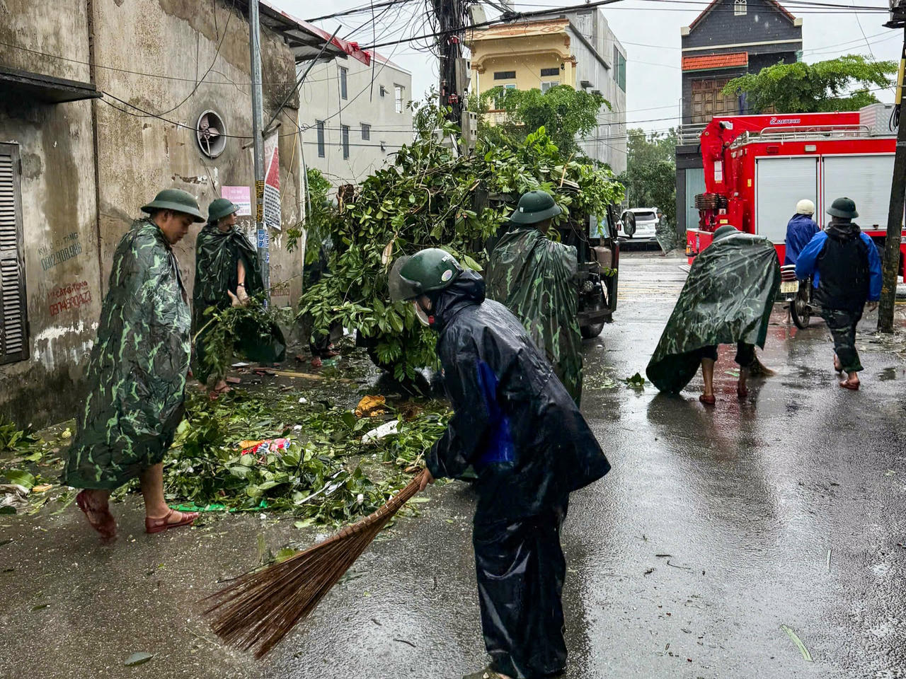 Nhiều lực lượng được điều động để hỗ trợ người dân phường Lý Thường Kiệt, Kim Bảng khắc phục hậu quả thiên tai. Ảnh: V.T