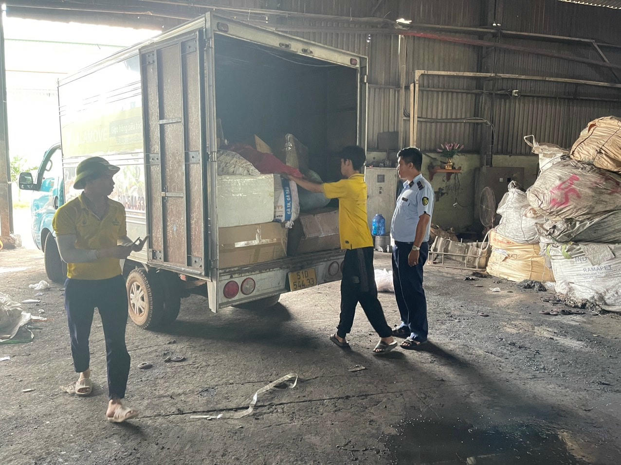 Hàng hóa bị tiêu hủy là mỹ phẩm, thời trang, đồi chơi trẻ em....