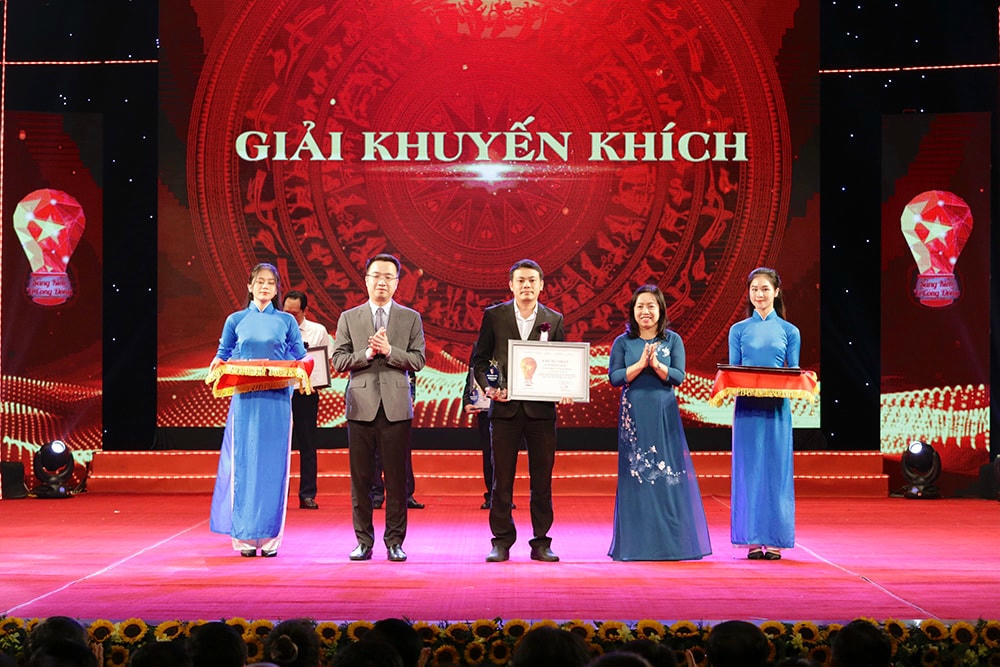 Đại diện nhóm tác giả Nguyễn Như Khoa Nam nhận giải Khuyến khích cuộc thi với sáng kiến “Xây dựng mô hình đào tạo công nghệ tự động hóa trạm biến áp 110kV và thiết bị phân đoạn trên lưới phân phối”.