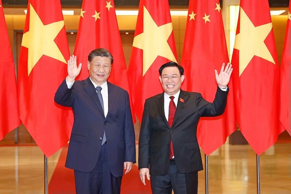 Chủ tịch Quốc hội Vương Đình Huệ và Tổng Bí thư, Chủ tịch nước Trung Quốc Tập Cận Bình chụp ảnh chung. (Ảnh: Doãn Tấn/TTXVN) ttxvn-chu-tich-quoc-hoi-hoi-kien-1-6841.jpg