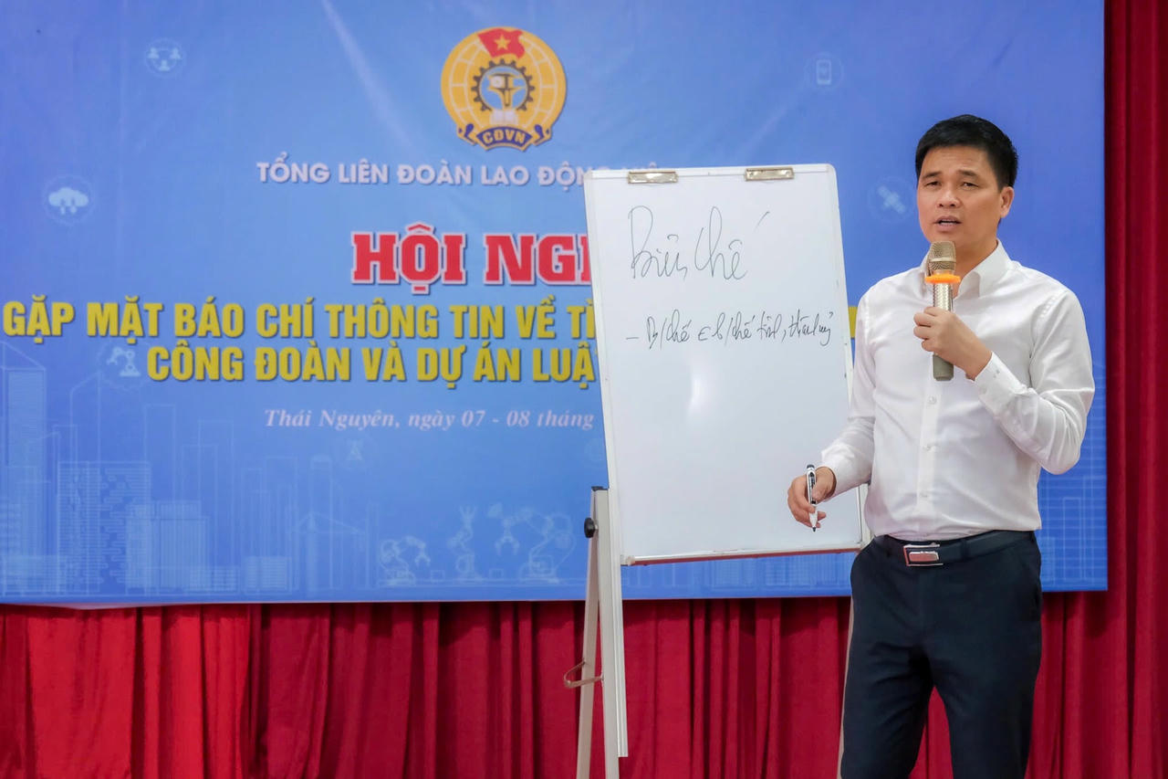 Phó Chủ tịch Tổng LĐLĐ Việt Nam Ngọ Duy Hiểu cung cấp thông tin cho các cơ quan báo chí.