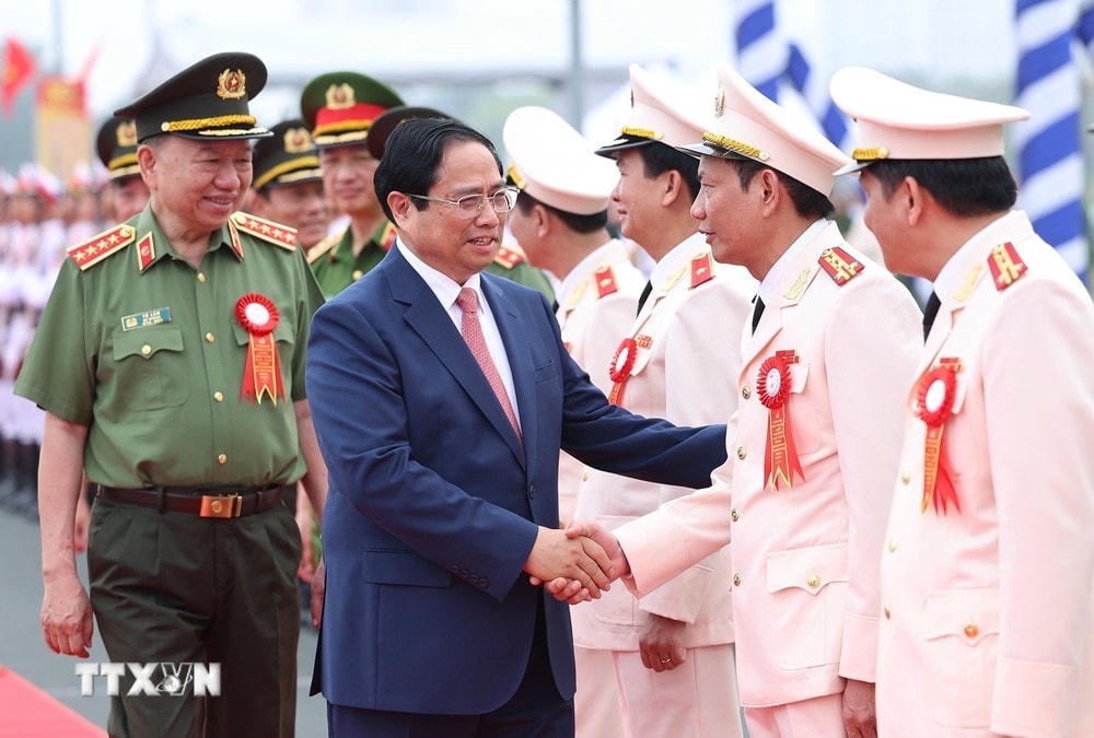 Thủ tướng Phạm Minh Chính với lãnh đạo Bộ Công an tham dự Lễ kỷ niệm. (Ảnh: Dương Giang/TTXVN) TTXVN_1404Thutuong2.jpg