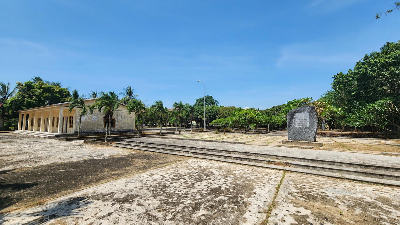 Trụ sở Chính phủ Cách mạng lâm thời Cộng hòa miền Nam Việt Nam được xây dựng trên diện tích 17.300m2 chia làm 2 khu độc lập: Khu A và Khu B.