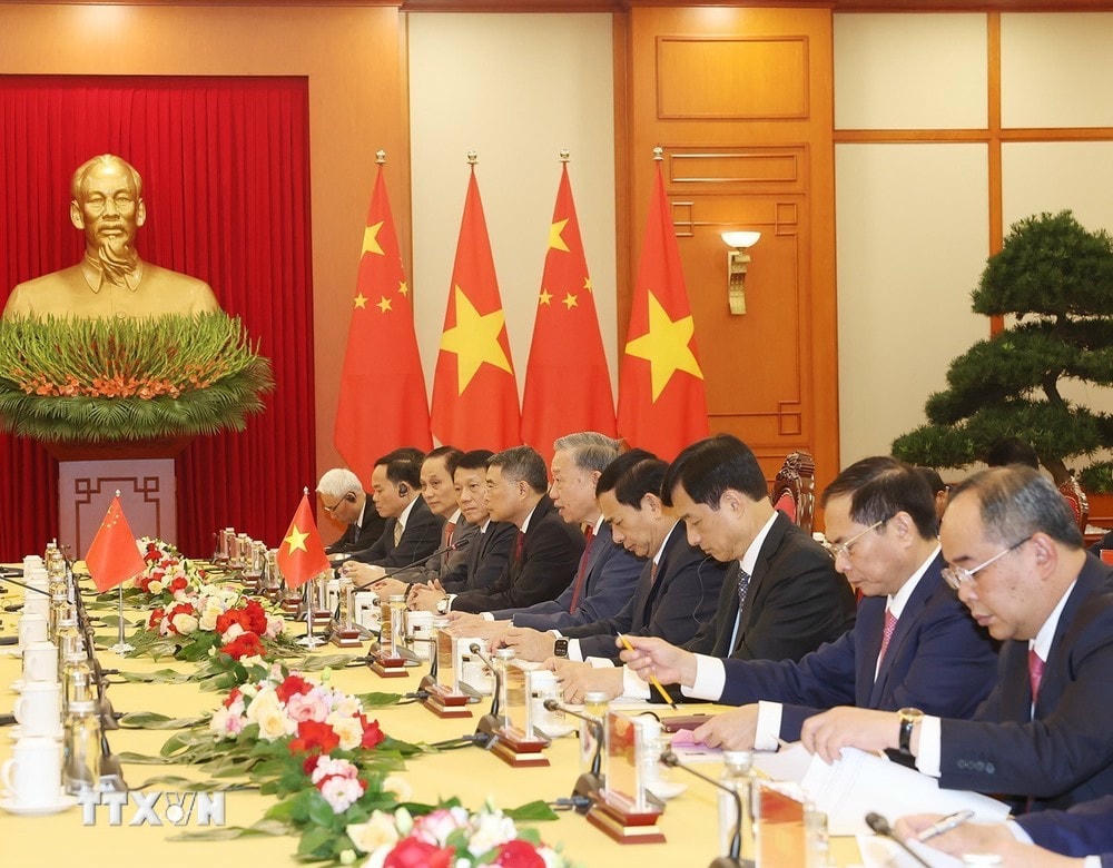 Tổng Bí thư, Chủ tịch nước Tô Lâm và đoàn Việt Nam tại cuộc tiếp Thủ tướng Trung Quốc Lý Cường. (Ảnh: Trí Dũng/TTXVN) ttxvn_Tong bi thu tiep thu tuong trung quoc 4.jpg