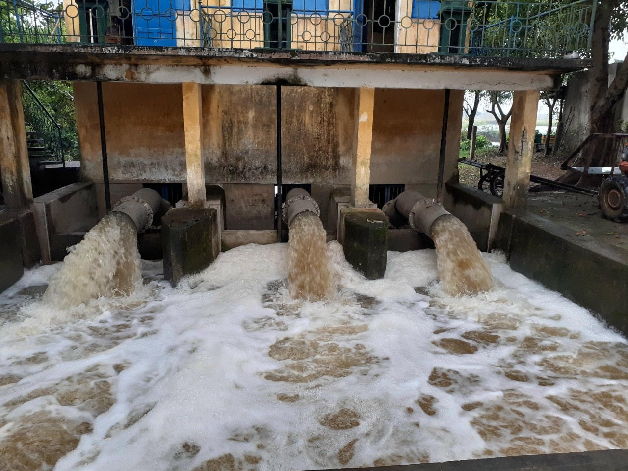 Cơ quan chức năng và người dân tại các địa phương đang tích cực khắc phục hậu quả của đợt mưa lớn diễn ra vào cuối tháng 4, đầu tháng 5/2022.