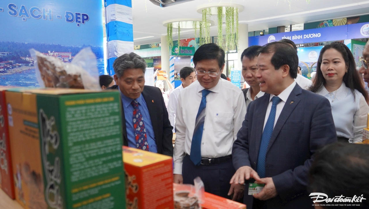 W_lanh-dao-tinh-ba-ria-vung-tau-va-lanh-dao-cuc-du-lich-quoc-gia-viet-nam-tham-quan-gian-hang-trung-bay-tai-hoi-nghi.jpg